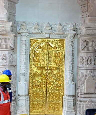 राम मंदिर में लगा पहला स्वर्ण द्वार राम मंदिर में लगा पहला स्वर्ण द्वार