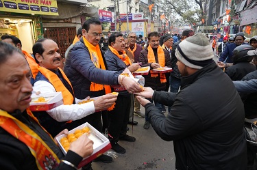 व्यापारियों ने लड्डू बांटकर मनाई दीपावली व्यापारियों ने लड्डू बांटकर मनाई दीपावली
