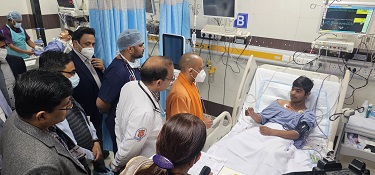 सड़क हादसे के घायलों को देखने केजीएमयू पहुंचे मुख्यमंत्री सड़क हादसे के घायलों को देखने केजीएमयू पहुंचे मुख्यमंत्री