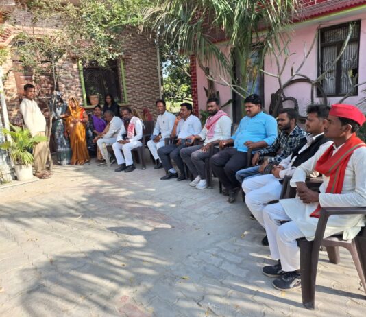 पीङित परिवार से मिलने पहुँचे लौटनराम निषाद