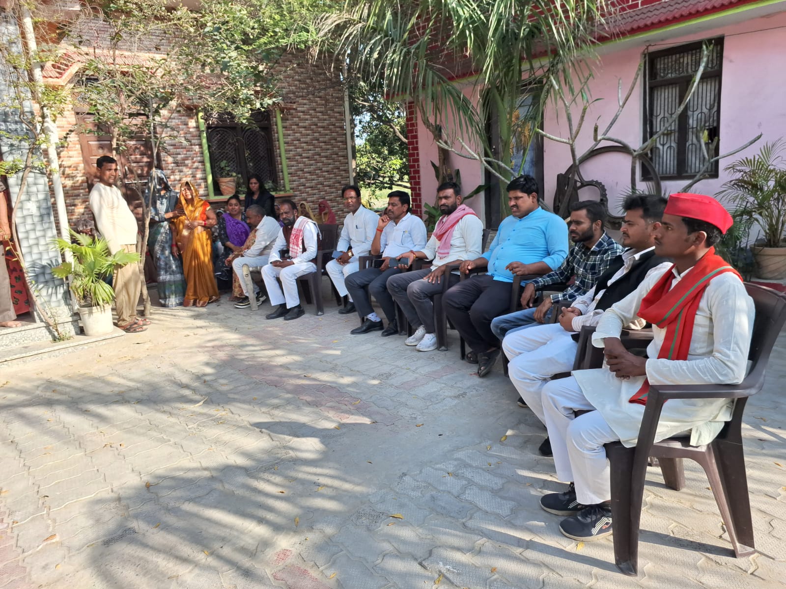 Photo of पीङित परिवार से मिलने पहुँचे लौटनराम निषाद
