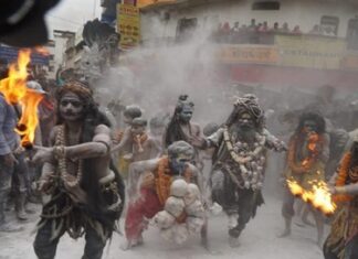 काशी में खेली गई चिता भस्म होली काशी में खेली गई चिता भस्म होली