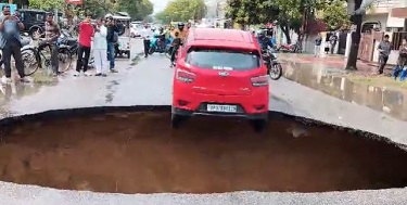 जरा सी बरसात में सड़कों की पोल खुली