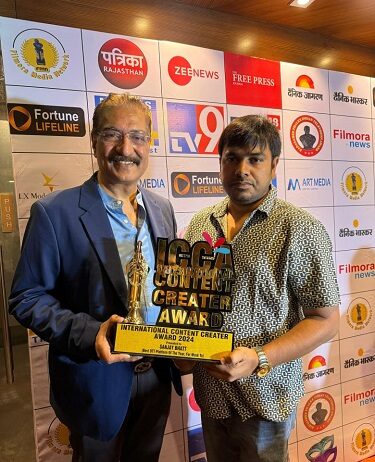 संजय भूषण को मंदाकिनी के हाथों मिला अवॉर्ड संजय भूषण को मंदाकिनी के हाथों मिला अवॉर्ड