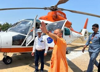 12 राज्यों में कमल खिलाने पहुंचे योगी 12 राज्यों में कमल खिलाने पहुंचे योगी