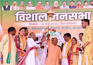 मोदी लहर अब सुनामी बन चुकी है-योगी मोदी लहर अब सुनामी बन चुकी है-योगी