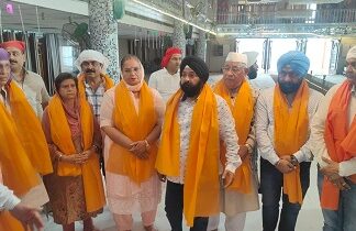 राजनाथ सिंह ने गुरूद्वारा में मत्था टेका राजनाथ सिंह ने गुरूद्वारा में मत्था टेका