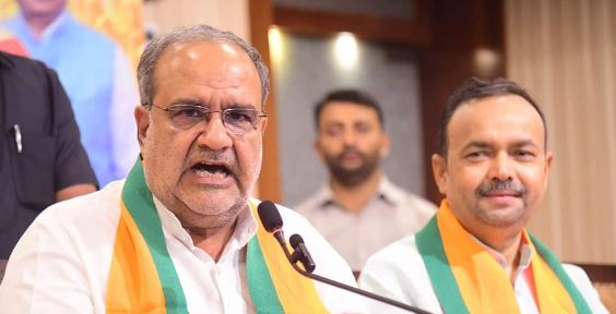 जनता ने भाजपा के पक्ष में कमल का बटन दबाया जनता ने भाजपा के पक्ष में कमल का बटन दबाया