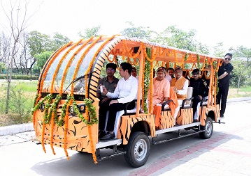 मुख्यमंत्री ने बब्बर शेर की जोड़ी को चिड़ियाघर में प्रवेश कराया