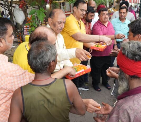 राजनाथ के जन्म दिन की पूर्व संध्या पर व्यापारियों ने बांटे लड्डू राजनाथ के जन्म दिन की पूर्व संध्या पर व्यापारियों ने बांटे लड्डू