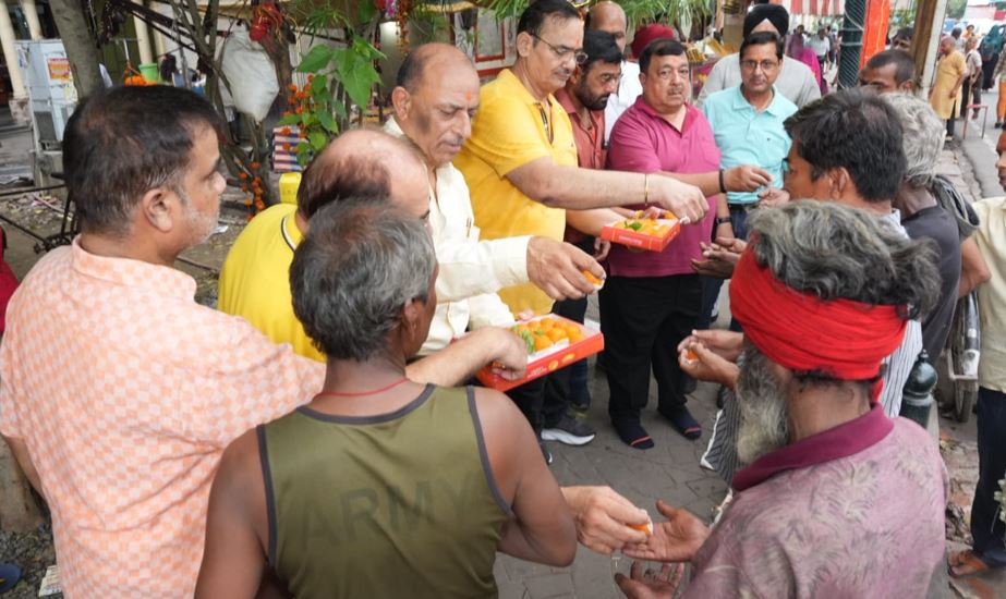 राजनाथ के जन्म दिन की पूर्व संध्या पर व्यापारियों ने बांटे लड्डू