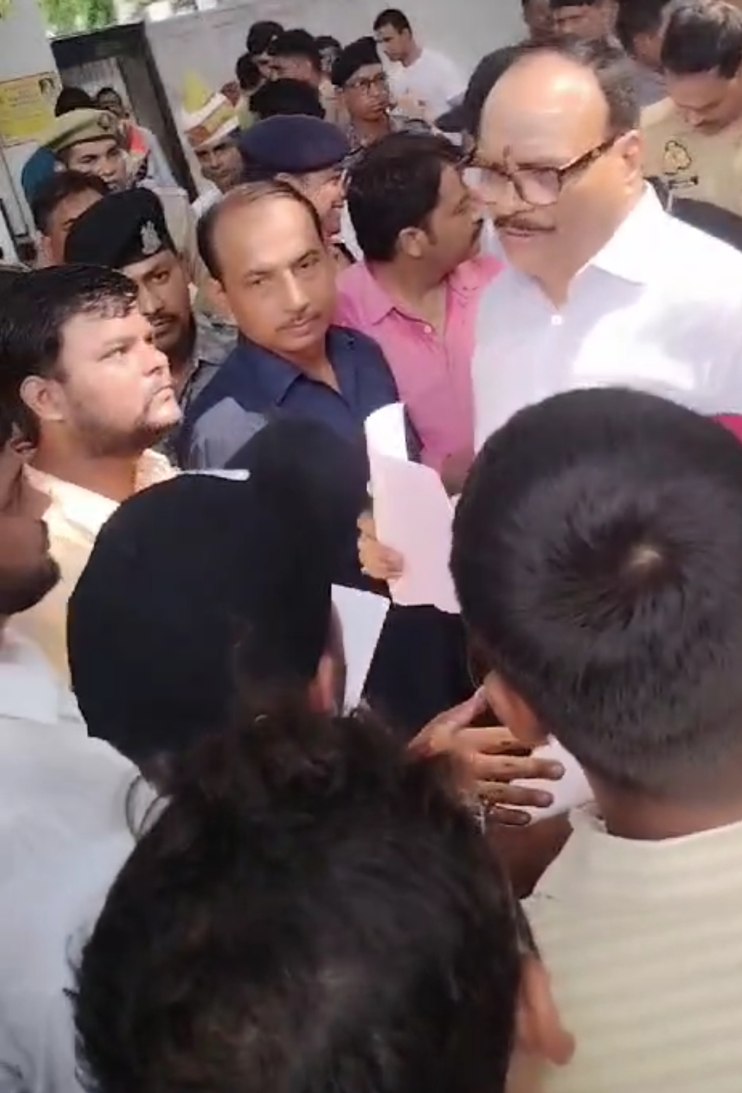Photo of स्वास्थ्य कर्मचारियों के साथ यूज एंड थ्रो का सिस्टम