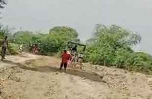 अमृतसरोवर में चल रहा जेसीबी और ट्रैक्टर अमृतसरोवर में चल रहा जेसीबी और ट्रैक्टर