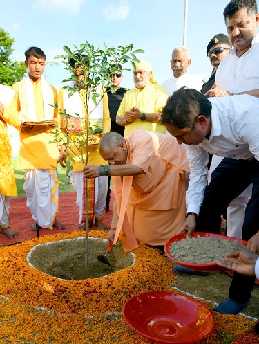 गोरखपुर चिड़ियाघर में योगी ने किया पौधरोपण