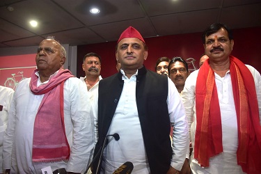 जिला पंचायत सदस्य विजय बहादुर यादव सपा में शामिल जिला पंचायत सदस्य विजय बहादुर यादव सपा में शामिल