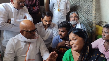 पीड़ितों से मिलनें पहुंचे कांग्रेस नेता अजय राय पीड़ितों से मिलनें पहुंचे कांग्रेस नेता अजय राय
