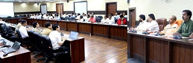 मुख्यमंत्री ने वाराणसी के सर्किट हाउस में की समीक्षा मुख्यमंत्री ने वाराणसी के सर्किट हाउस में की समीक्षा