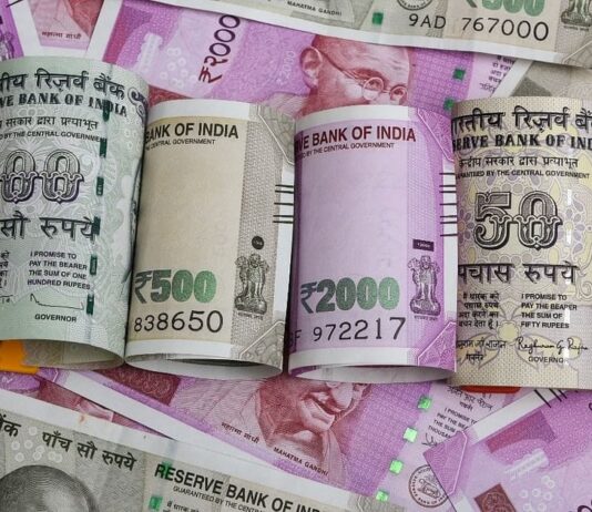 बिना बिल 6 लाख का गबन, बर्खास्त