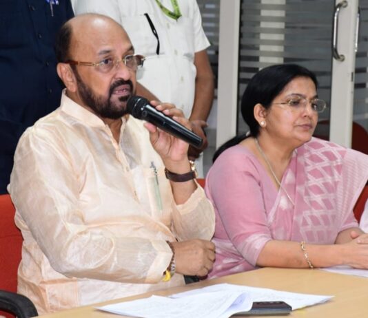 छात्रों को स्वतंत्रता सेनानियों की फिल्में दिखाएं