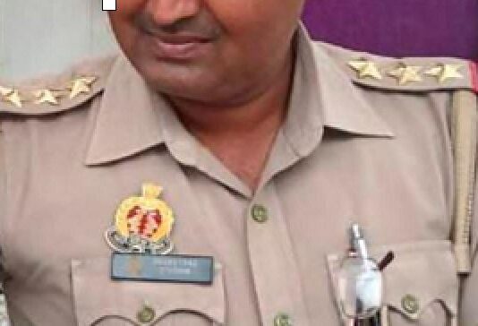 दीवार फांद भागा इंस्पेक्टर,मिला 9 लाख कैश दीवार फांद भागा इंस्पेक्टर,मिला 9 लाख कैश