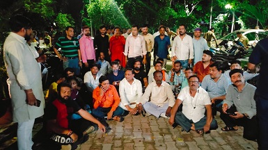 गौतम पल्ली थाने पर कार्यकर्ता को न्याय दिलाने के लिए धरने पर बैठे भाजपामंडल अध्यक्ष आनंद पांडेय