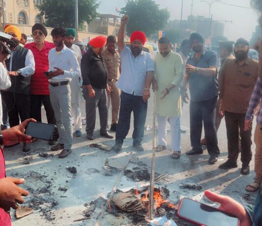 सिख समाज ने राहुल गांधी का पुतला फूंका