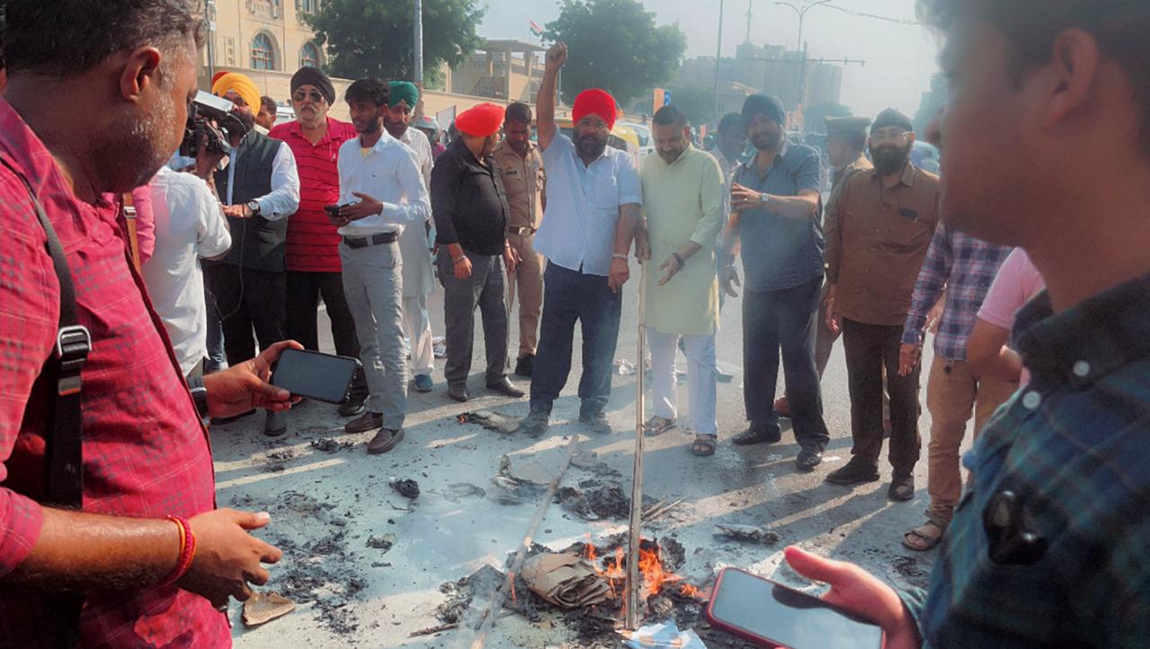 Photo of सिख समाज ने राहुल गांधी का पुतला फूंका