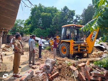 कोर्ट के आदेश पर दो घरों पर गरजा बुलडोजर