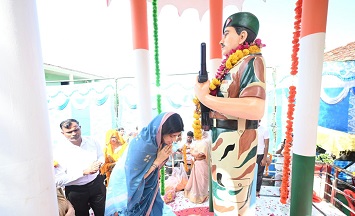डिम्पल यादव ने अमर शहीद रामाधार सिंह की प्रतिमा का किया अनावरण