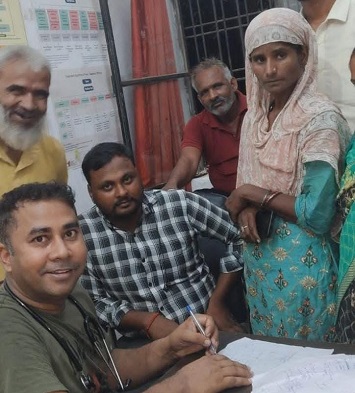 डॉ. मनीष यादव को दिखाने के लिए मरीजों का तांता डॉ. मनीष यादव को दिखाने के लिए मरीजों का तांता