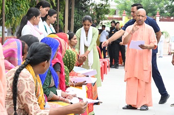 हर व्यक्ति की समस्या का समाधान करें-योगी