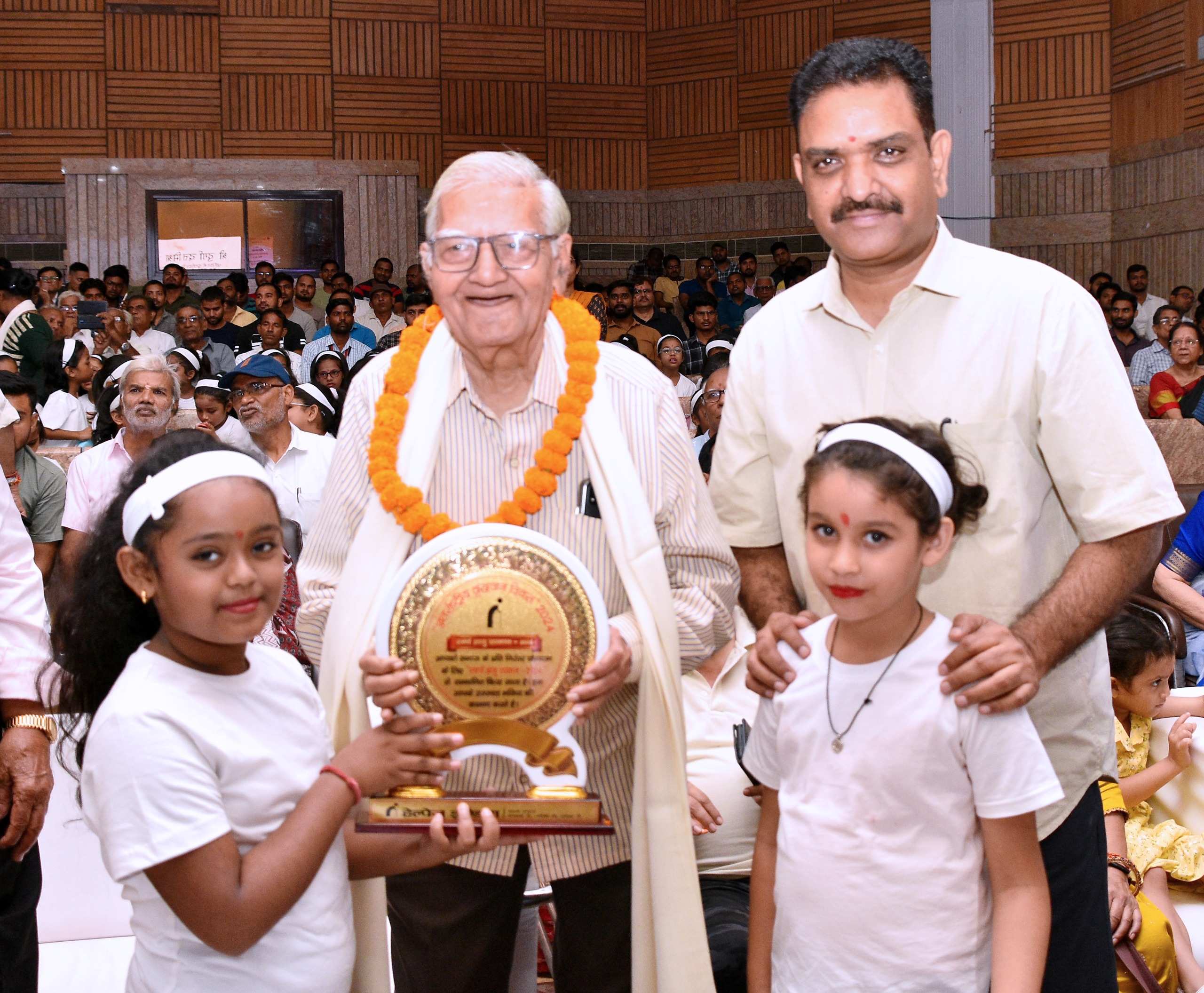 Photo of बुजुर्गाे का सम्मान करना हमारी परम्परा नहीं नैतिक जिम्मेदारी-असीम अरुण