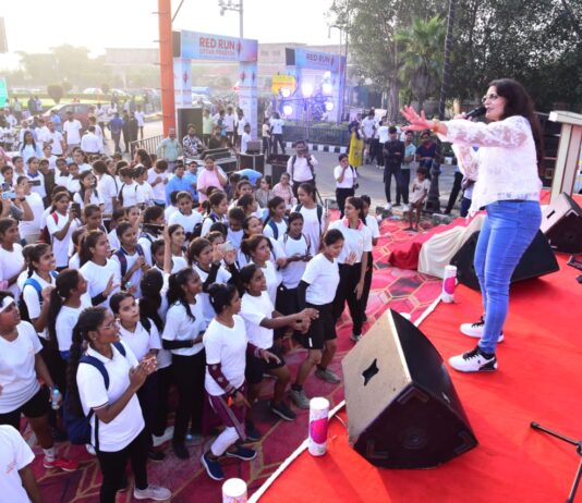 एड्स जागरूकता: दौड़े हजारों छात्र-छात्राएं