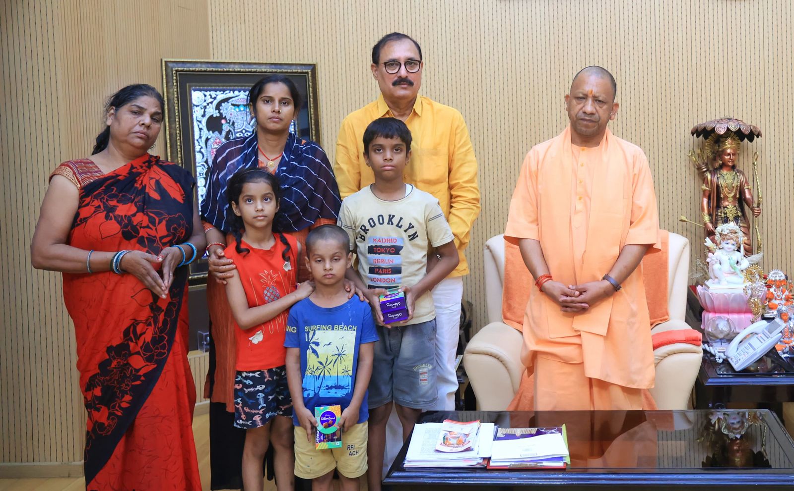 Photo of मुख्यमंत्री योगी से मिले मोहित के परिजन
