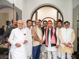 गोरखपुर के भाजपा और बसपा के नेता सपा में शामिल