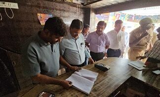 जिलाधिकारी ने गोदामों पर छापा मार किया निरीक्षण जिलाधिकारी ने गोदामों पर छापा मार किया निरीक्षण