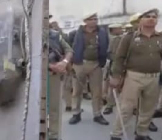 सपा सांसद के घर पहुंची बिजली विभाग की टीम