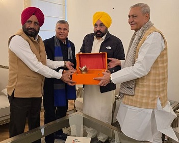 योगी के मंत्रियों ने दिल्ली और पंजाब की जनता को दिया महाकुंभ का निमंत्रण