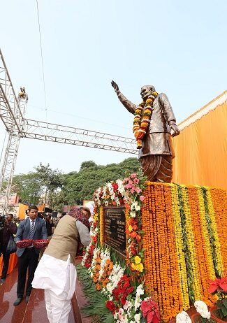 कुड़ियाघाट पर स्थापित की गई अटल जी की प्रतिमा कुड़ियाघाट पर स्थापित की गई अटल जी की प्रतिमा