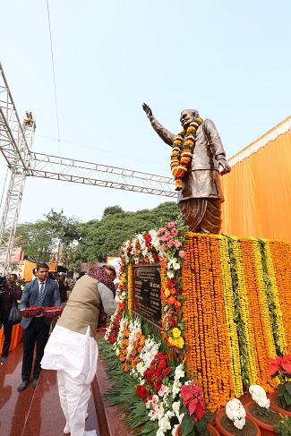कुड़ियाघाट पर स्थापित की गई अटल जी की प्रतिमा कुड़ियाघाट पर स्थापित की गई अटल जी की प्रतिमा