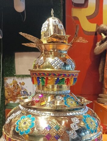 प्रधानमंत्री ने संगम में कुम्भ कलश का किया कुम्भाभिषेक प्रधानमंत्री ने संगम में कुम्भ कलश का किया कुम्भाभिषेक