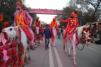 श्री पंचदशनाम आवाहन अखाड़े का महाकुम्भ नगर में हुआ प्रवेश