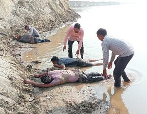 सरकार के सुस्त रवैये से खिन्न प्रदर्शनकारी युवकों ने लगाई गंगा में छलांग सरकार के सुस्त रवैये से खिन्न प्रदर्शनकारी युवकों ने लगाई गंगा में छलांग