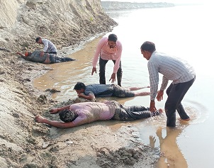 सरकार के सुस्त रवैये से खिन्न प्रदर्शनकारी युवकों ने लगाई गंगा में छलांग