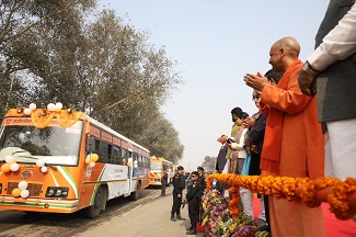 मुख्यमंत्री ने बसों को हरी झंडी दिखाकर किया रवाना