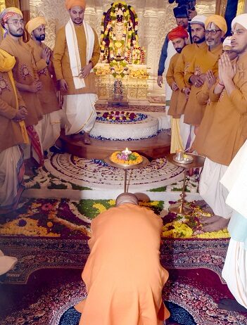 मुख्यमंत्री योगी ने रामलला के श्रीचरणों में झुकाया शीश मुख्यमंत्री योगी ने रामलला के श्रीचरणों में झुकाया शीश