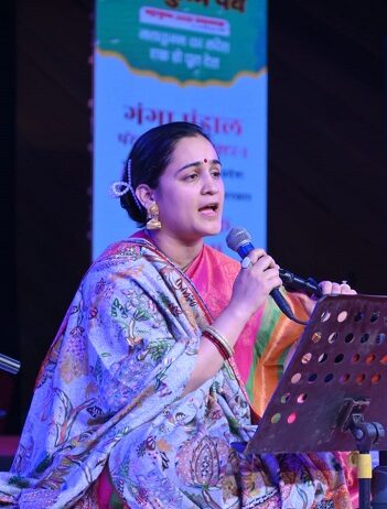 अपर्णा यादव के राम भजन से प्रफुल्लित हुए श्रद्धालु अपर्णा यादव के राम भजन से प्रफुल्लित हुए श्रद्धालु