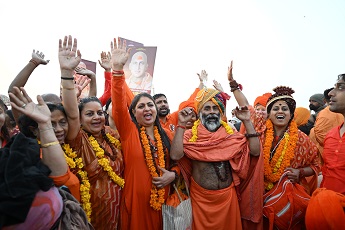 नारी शक्ति की युवा पीढ़ी पर भी चढ़ा सनातन का रंग