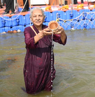 महाकुम्भ में डुबकी लगाकर अभिभूत हुईं राज्यपाल