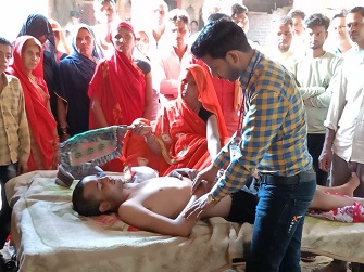 nishpakshdastak नौकरी के नाम पर नाखून में ठोकी कीलें